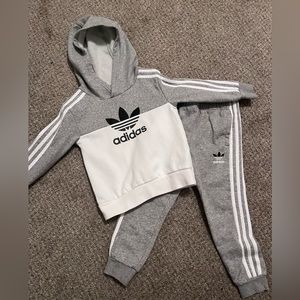 Kids Adidas Sweat Suit Sz 5-6
